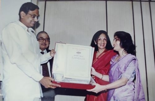 CA Sangeeta Agarwal recieving an Award from P.Chidabaram