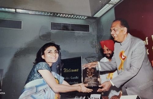 CA Sangeeta recieving an Award