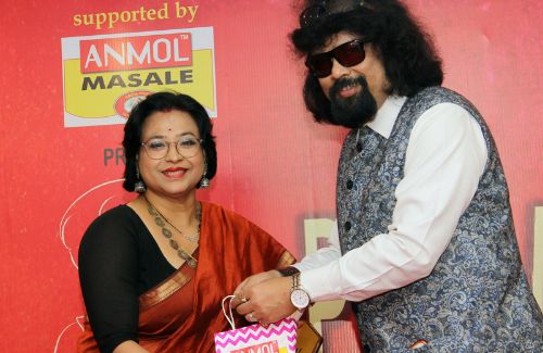 Single mother Sarbani Mitra receiving award 